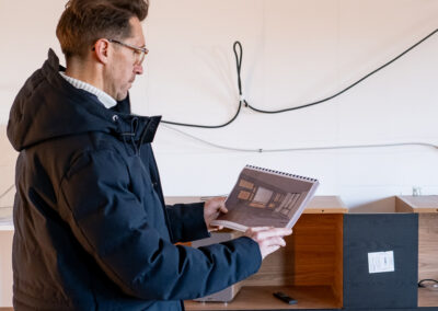 Didier Carouge : chantier de montage d'un meuble TV mural